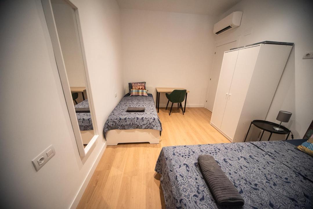 By Universitat Private Rooms Barcelona Exterior photo